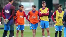Las jóvenes promesas del Barça, en un entrenamiento del primer equipo / FCB