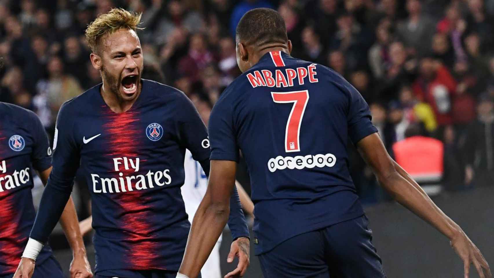 Neymar y Mbappé celebran un gol con el PSG | EFE