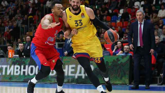 Mirotic, atacando a un defensor del CSKA | FCB