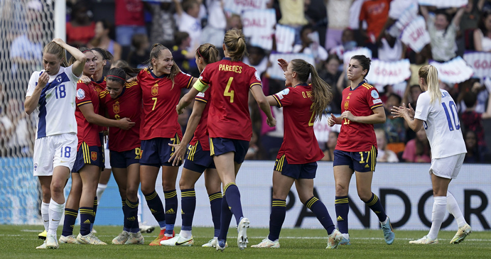 El abrazo de la selección española, tras la remontada contra Finlandia en el debut de la Eurocopa / EFE
