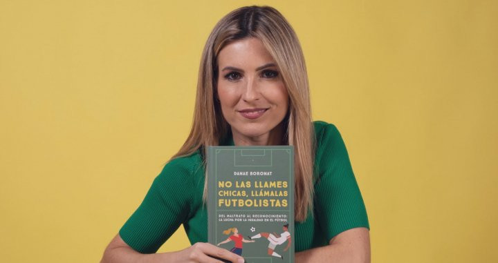 Danae Boronat con su nuevo libro 'No las llames chicas, llámalas futbolistas / REDES