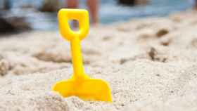 Una pala de juguete en la arena de la playa / ARCHIVO
