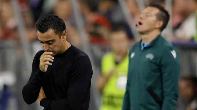 Xavi, preocupado en Múnich tras un gol del Bayern, protagoniza la triste carta de un culemaníaco / EFE
