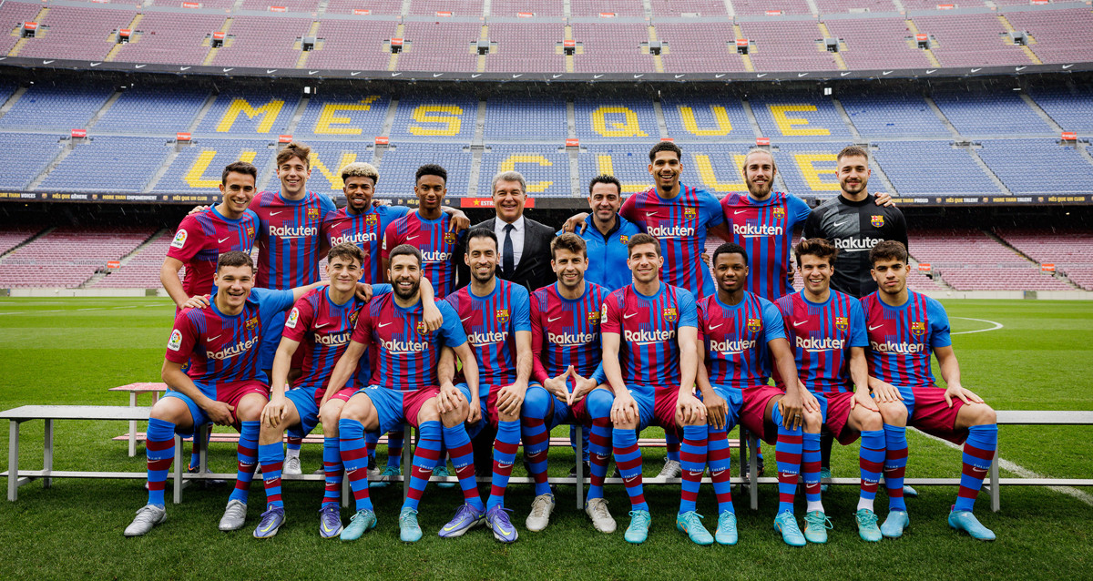 La foto del Barça con los jugadores formados en la Masia, junto a Joan Laporta y Xavi Hernández / FCB
