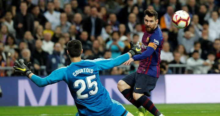 Una foto de Messi en una ocasión delante de Thiabut Courtois / EFE