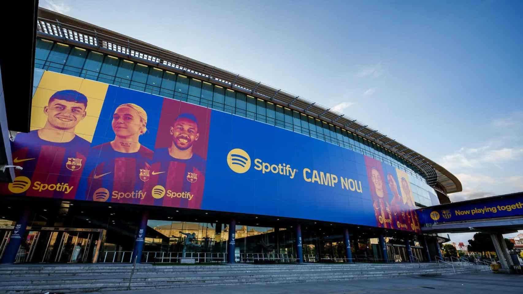 La fachada exterior del Camp Nou con la imagen de Spotify, el nuevo patrocinador del Barça / FCB