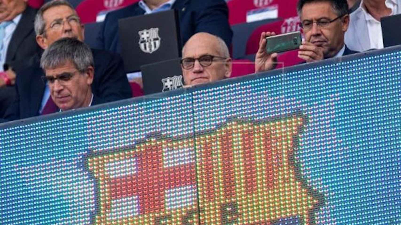 Una foto de archivo de Josep Maria Bartomeu, Jordi Mestre y el ex directivo Carles Vilarrubí en el palco del Camp Nou | EFE