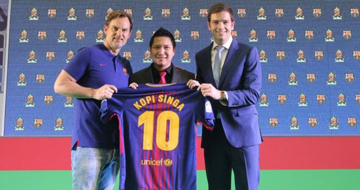 Jordi Camps presenta un acuerdo del Barça en Indonesia con Ronald de Boer / FCB