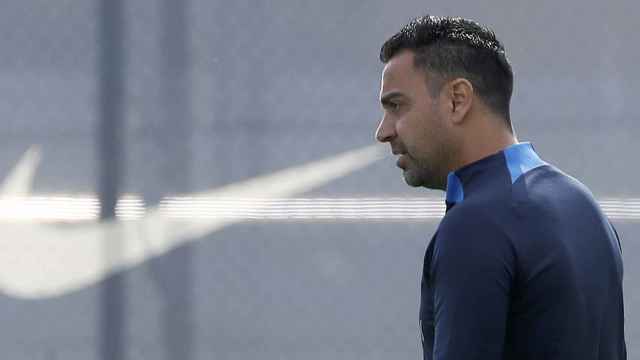 Xavi, muy atento, durante un entrenamiento del Barça / EFE