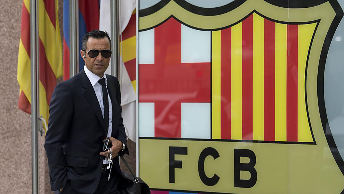 Jorge Mendes, en las oficinas del FC Barcelona para hacer negocio con Laporta / EFE