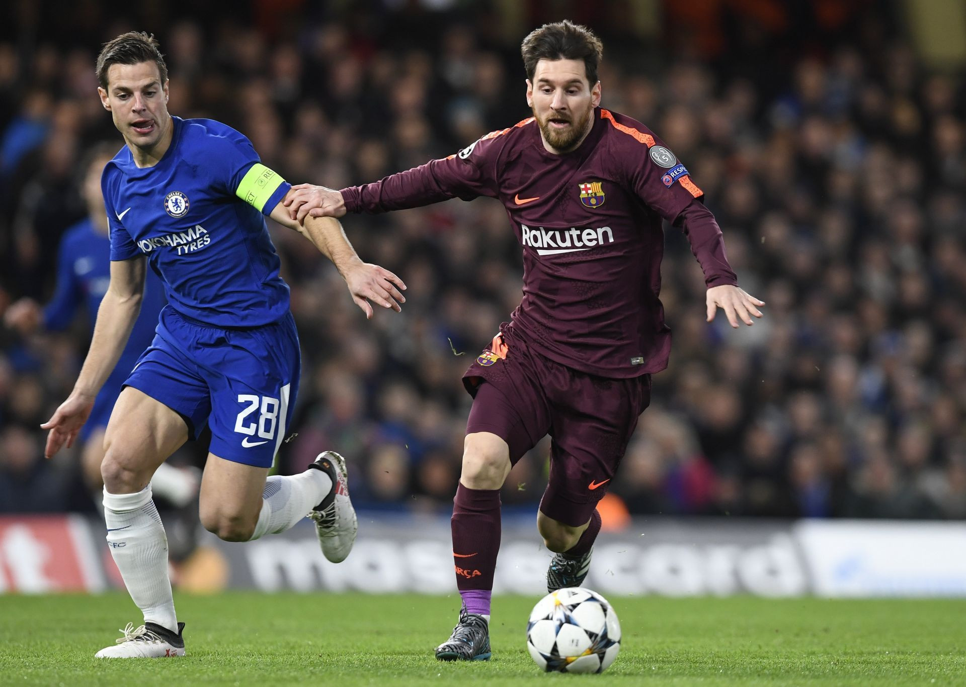 Azpilicueta persigue a Messi en el último encuentro de ida de octavos de final que el Barça disputó fuera de casa / EFE