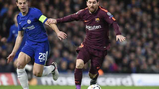 Azpilicueta persigue a Messi en el último encuentro de ida de octavos de final que el Barça disputó fuera de casa / EFE