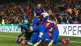 Los jugadores del Barça celebran el gol de Sergi Roberto / EFE