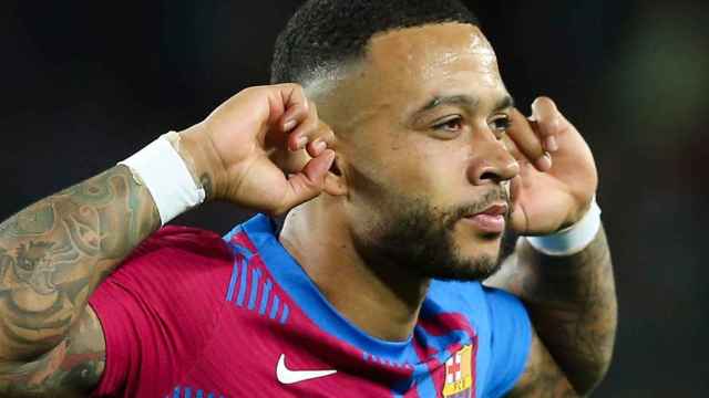 Memphis Depay se lleva las manos a los oídos tras marcar un gol al Alavés / EFE