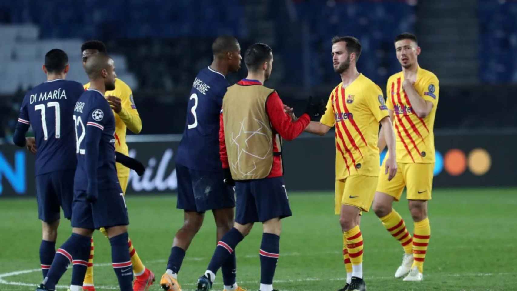 Pjanic y Lenglet saludando a jugadores del PSG / FC Barcelona