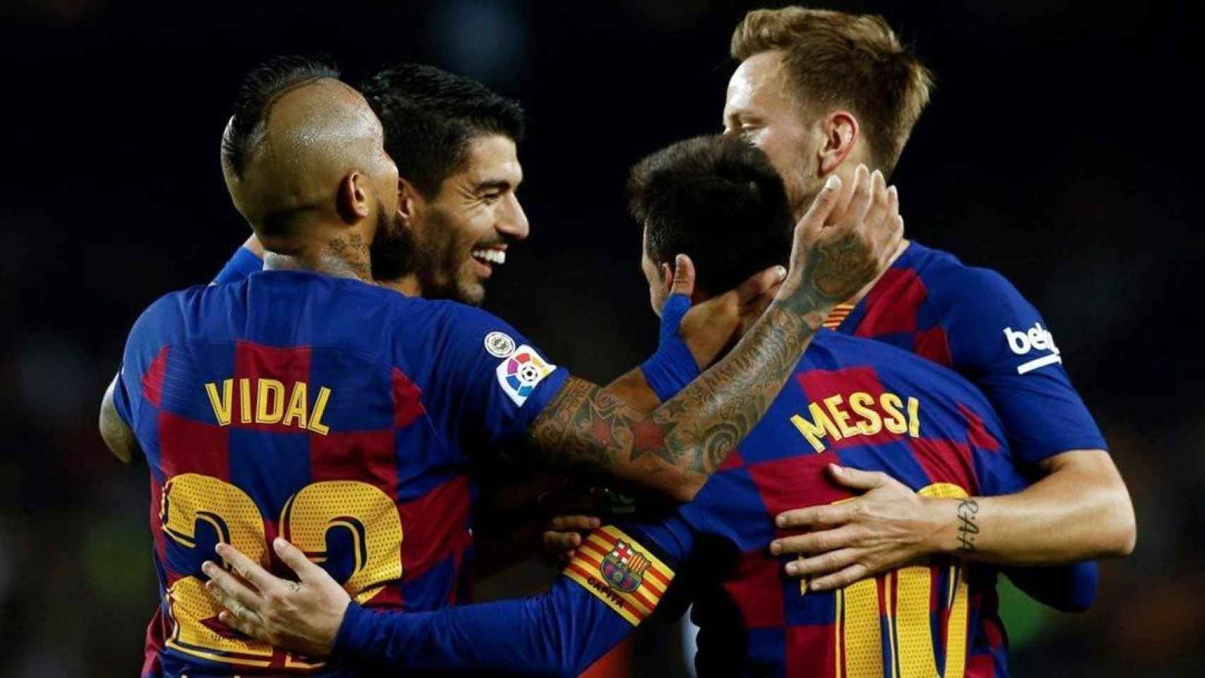 Messi y Luis Suárez celebran un gol con Ivan Rakitic y Arturo Vidal / EFE