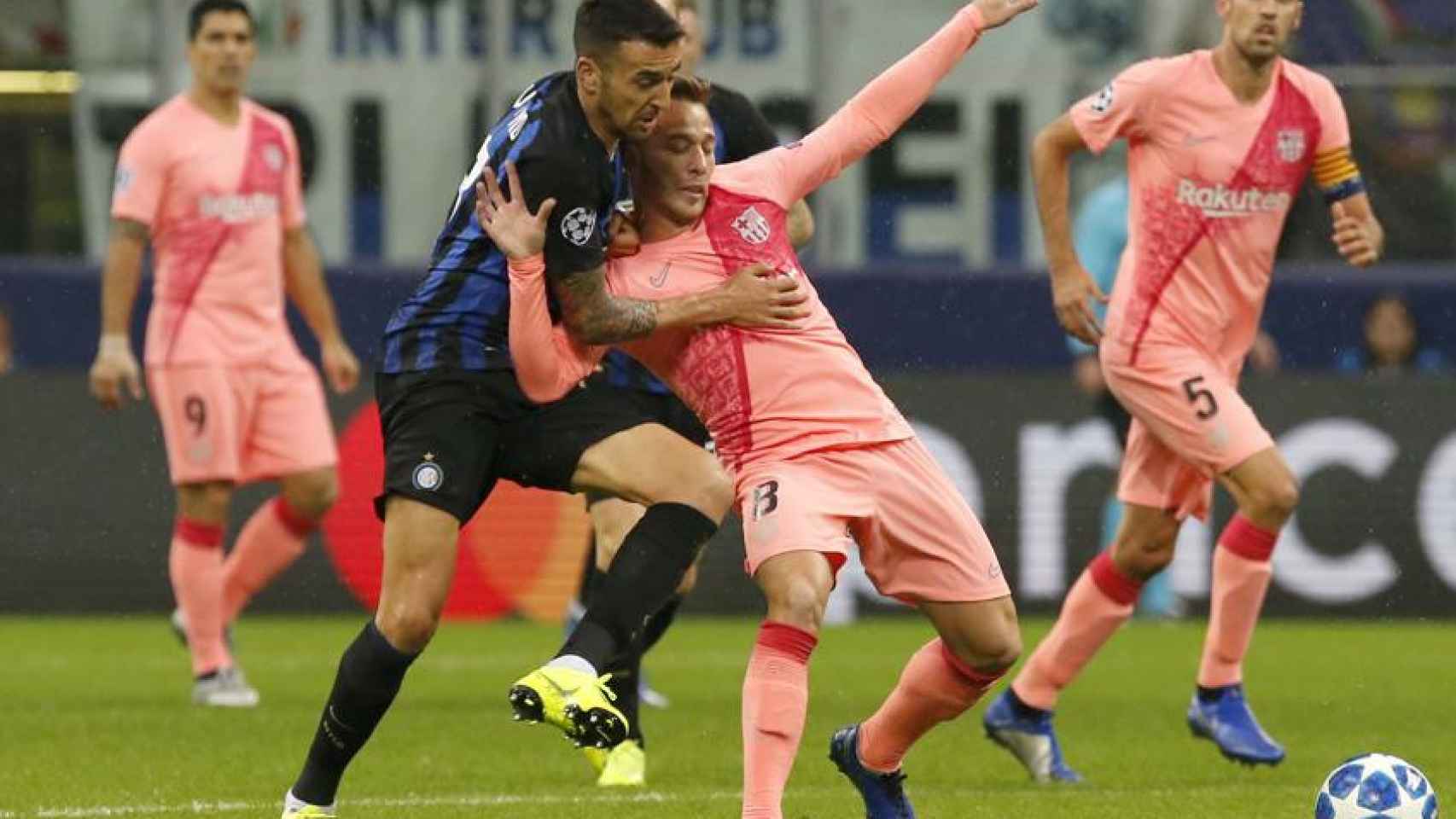 Arthur Melo luchando un balón en el Inter de Milán - Barça / EFE