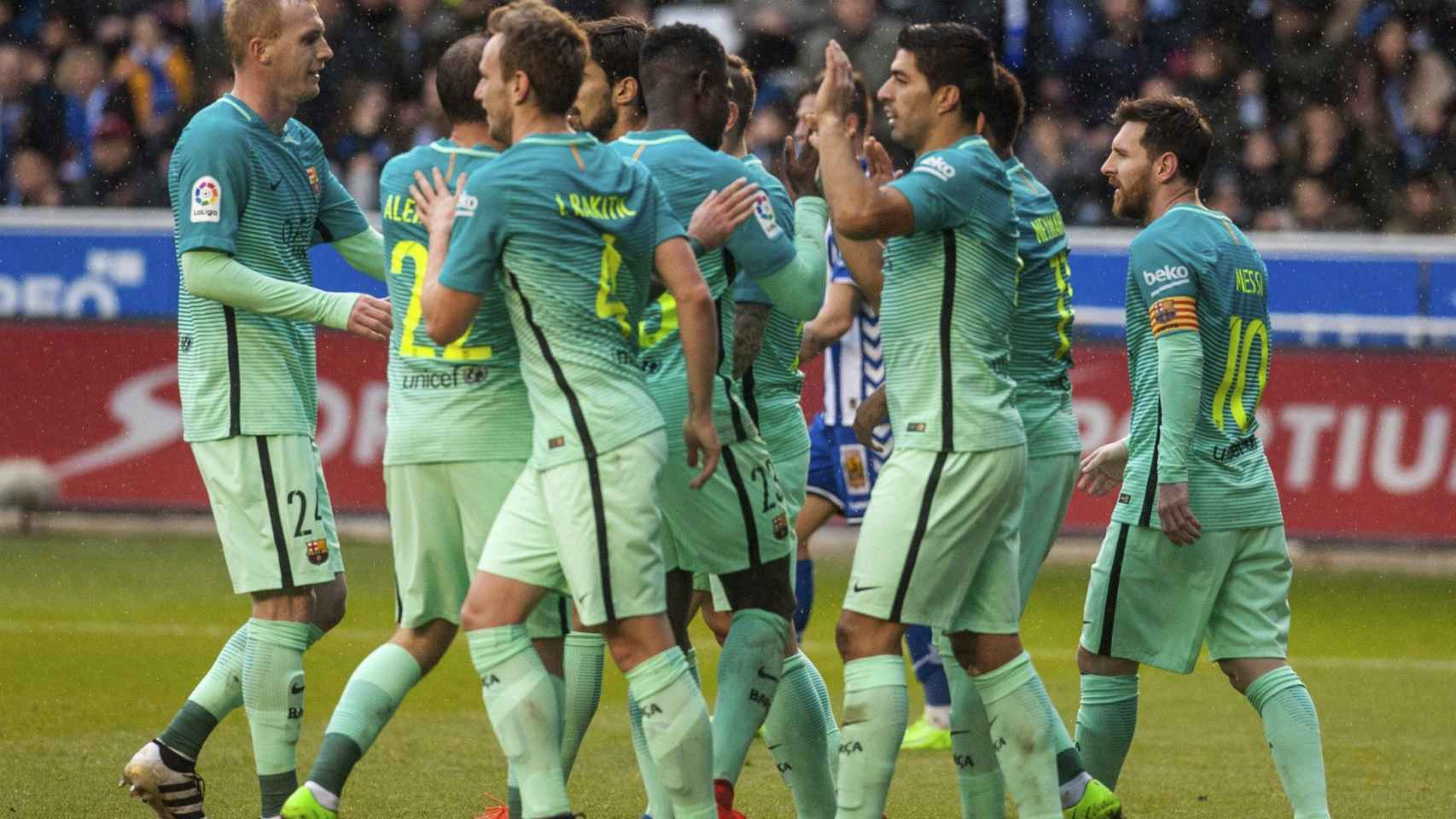 Los futbolistas del Barça celebran una victoria en Mendizorroza / EFE
