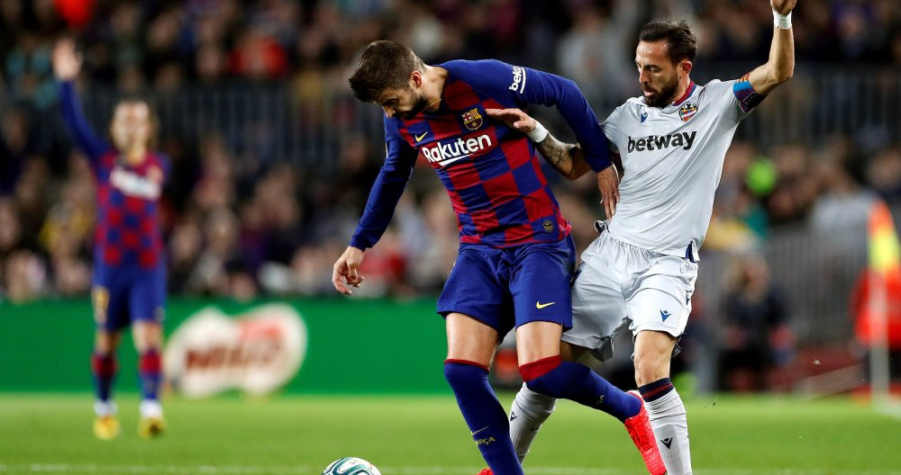 Gerard Piqué en una acción en el Barça-Levante / EFE