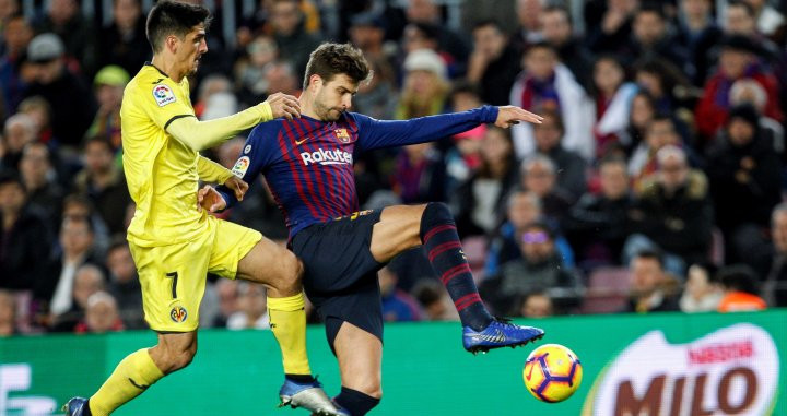Gerard Moreno y Gerard Piqué durante un lance del Barça-Villarreal / EFE