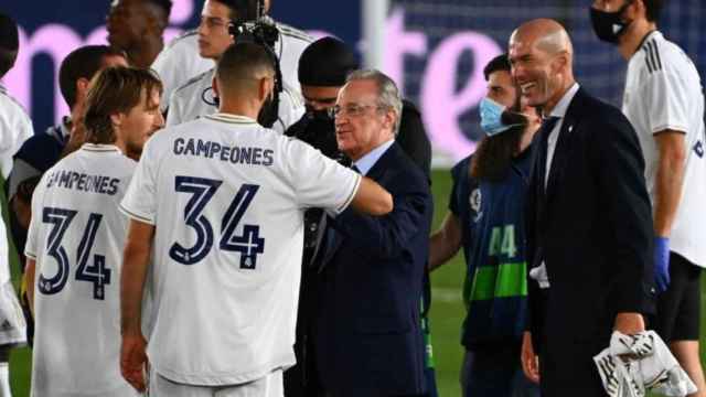 Florentino Pérez con Benzema, Modric y Zidane celebrando la Liga / EFE