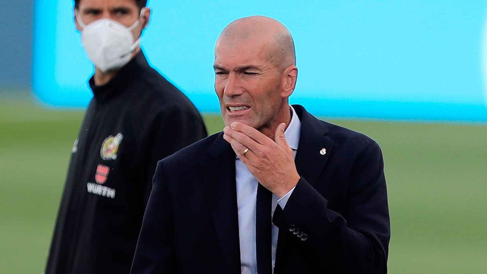 Zidane se lamenta, en el partido con el Eibar | EFE