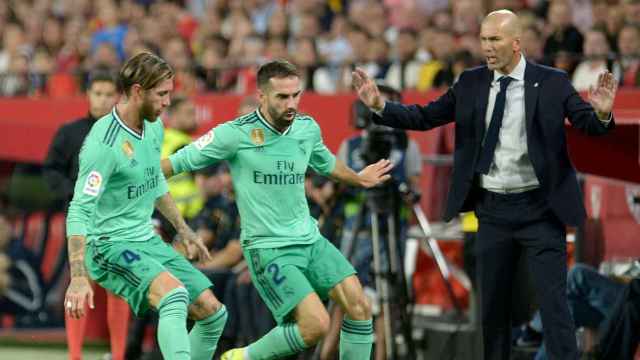 Sergio Ramos, Dani Carvajal y Zinedine Zidane durante un partido del Madrid / EFE