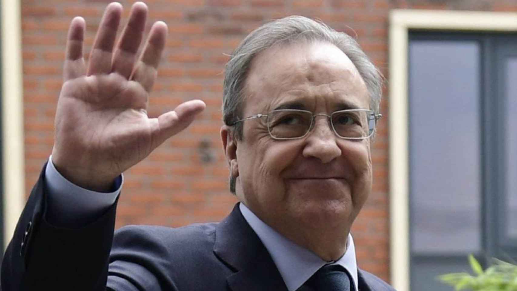 Florentino Pérez saludando a aficionados del Real Madrid / Twitter