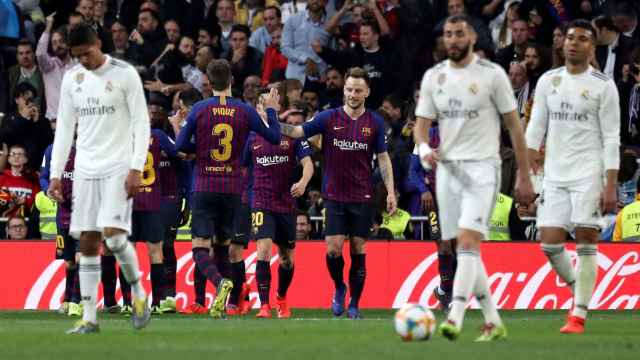 Los jugadores del Real Madrid cabizbajos con el tercer gol del Barça / EFE