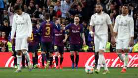 Los jugadores del Real Madrid cabizbajos con el tercer gol del Barça / EFE