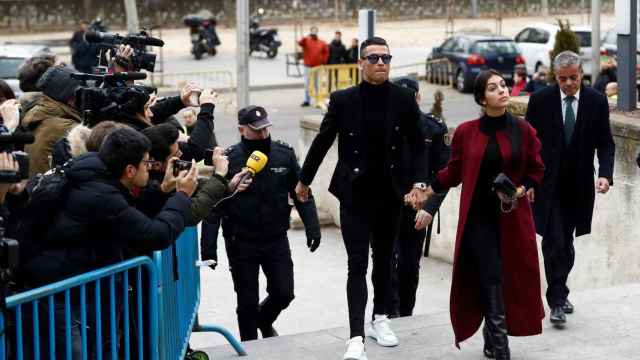 Cristiano Ronaldo y Georgina Rodríguez entrando en el juzgado  / EFE