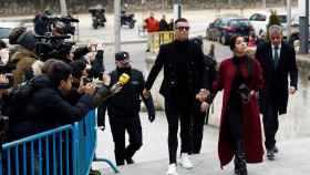 Cristiano Ronaldo y Georgina Rodríguez entrando en el juzgado  / EFE