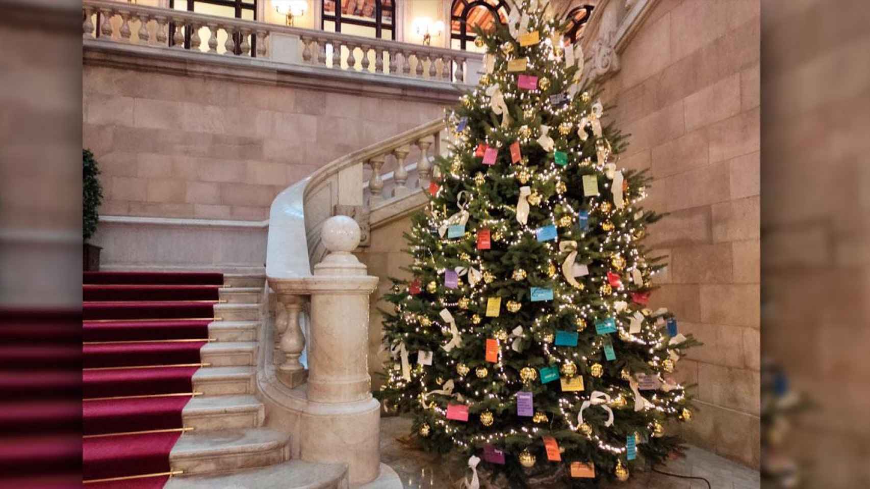 El árbol de Navidad del Parlamento catalán / CG