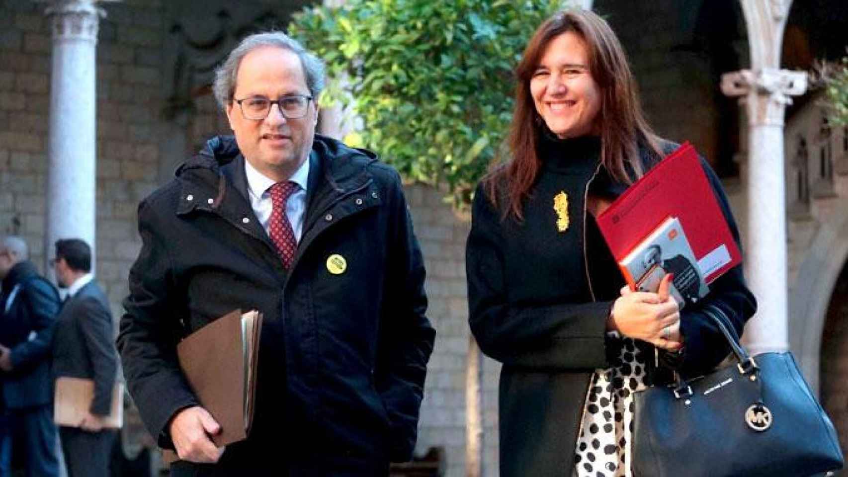 La consejera de Cultura, Laura Borràs, con el bolso de la marca Michael Kors valorado en 375 euros / TWITTER