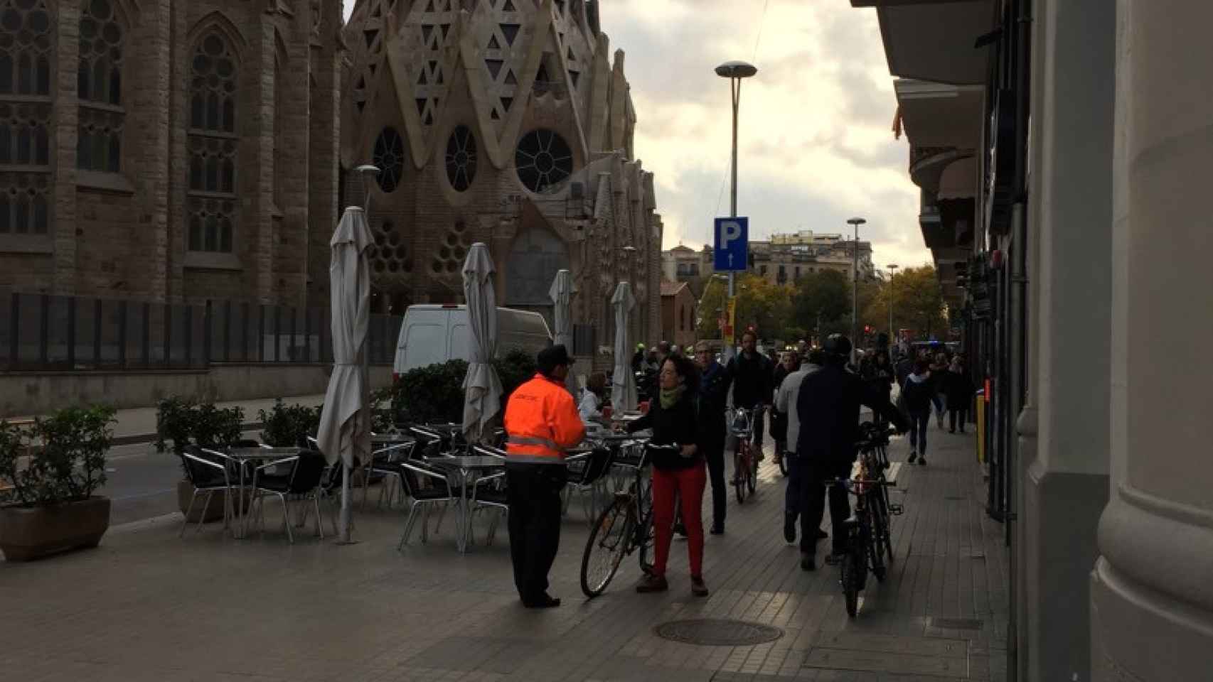 El agente cívico municipal avisa a los ciclistas que deben ir a pie en ese tramo de calle / CG