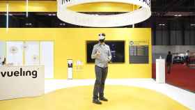 Una persona prueba las gafas de realidad virtual en el stand de Vueling durante el FITUR 2021 / VUELING