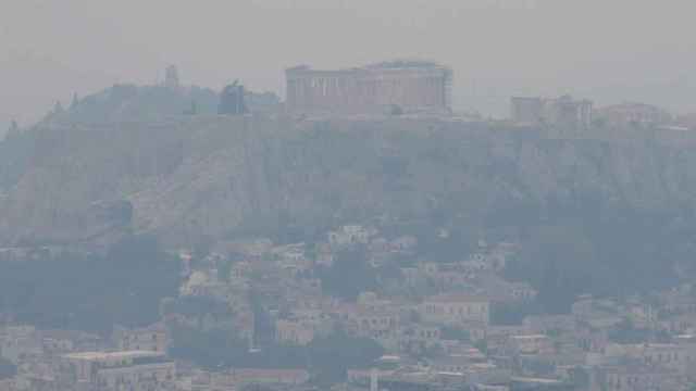 La ciudad de Atenas, completamente cubierta de humo a causa del incendio forestal que ha sacudido Grecia / PANTELIS SAITAS - EFE