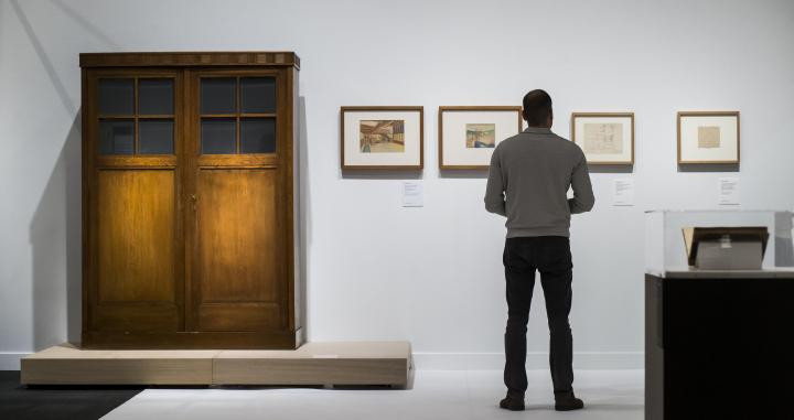 Un visitante observa algunos planos y dibujos en la exposición ‘Adolf Loos, espacios privados’. OBRA SOCIAL LA CAIXA
