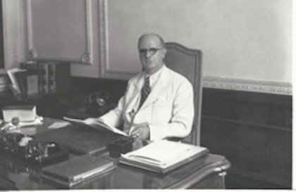Ernesto Anastasio sentado en su escritorio. Foto tomada a principios de los años 50
