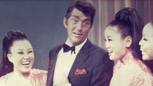 Dean Martin, actuando con Kim Sisters / CHICK SPONDER (CC-BY-SA-3.0)