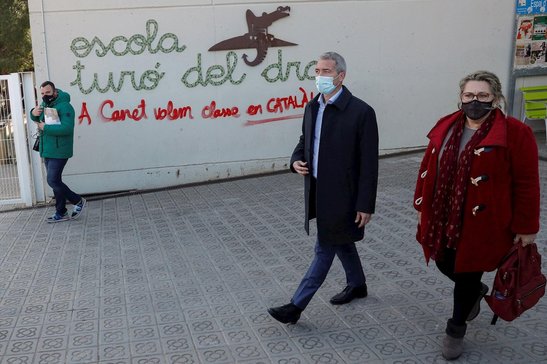 El 'conseller' de Educación de la Generalitat, Josep Gonzàlez Cambray, visitando la escuela de Canet de Mar donde una familia pide ejecutar la sentencia del 25% de castellano / EFE