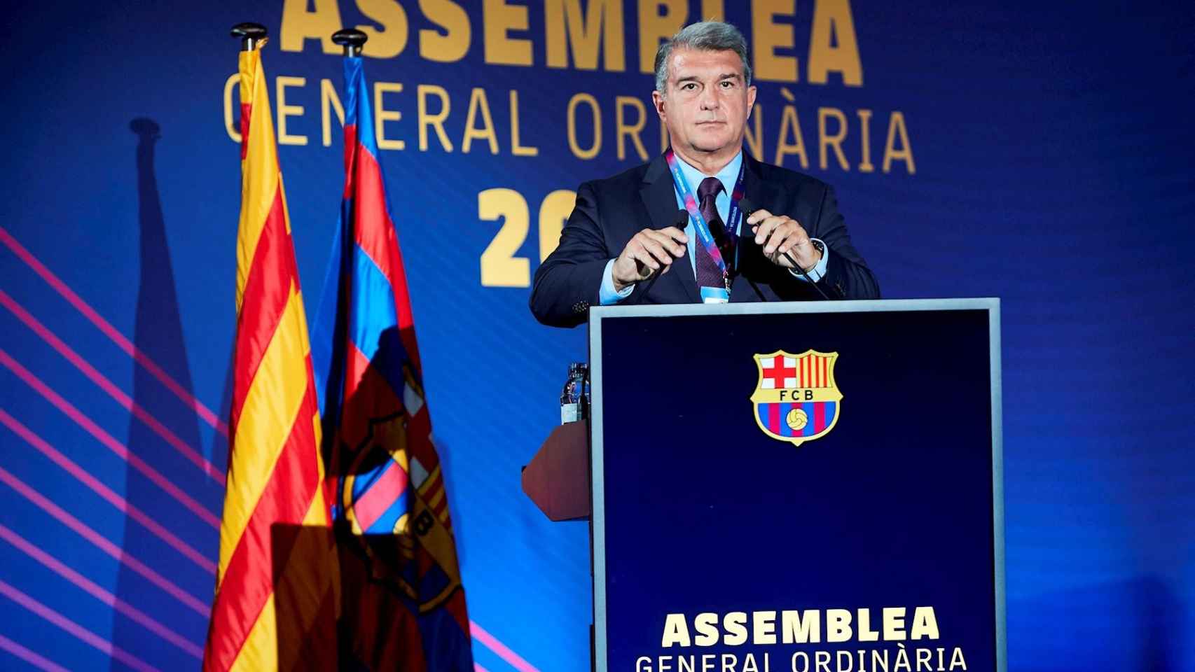 El presidente del FC Barcelona, Joan Laporta, durante la asamblea de compromisarios celebrada en el Palau Blaugrana / EFE - Alejandro García