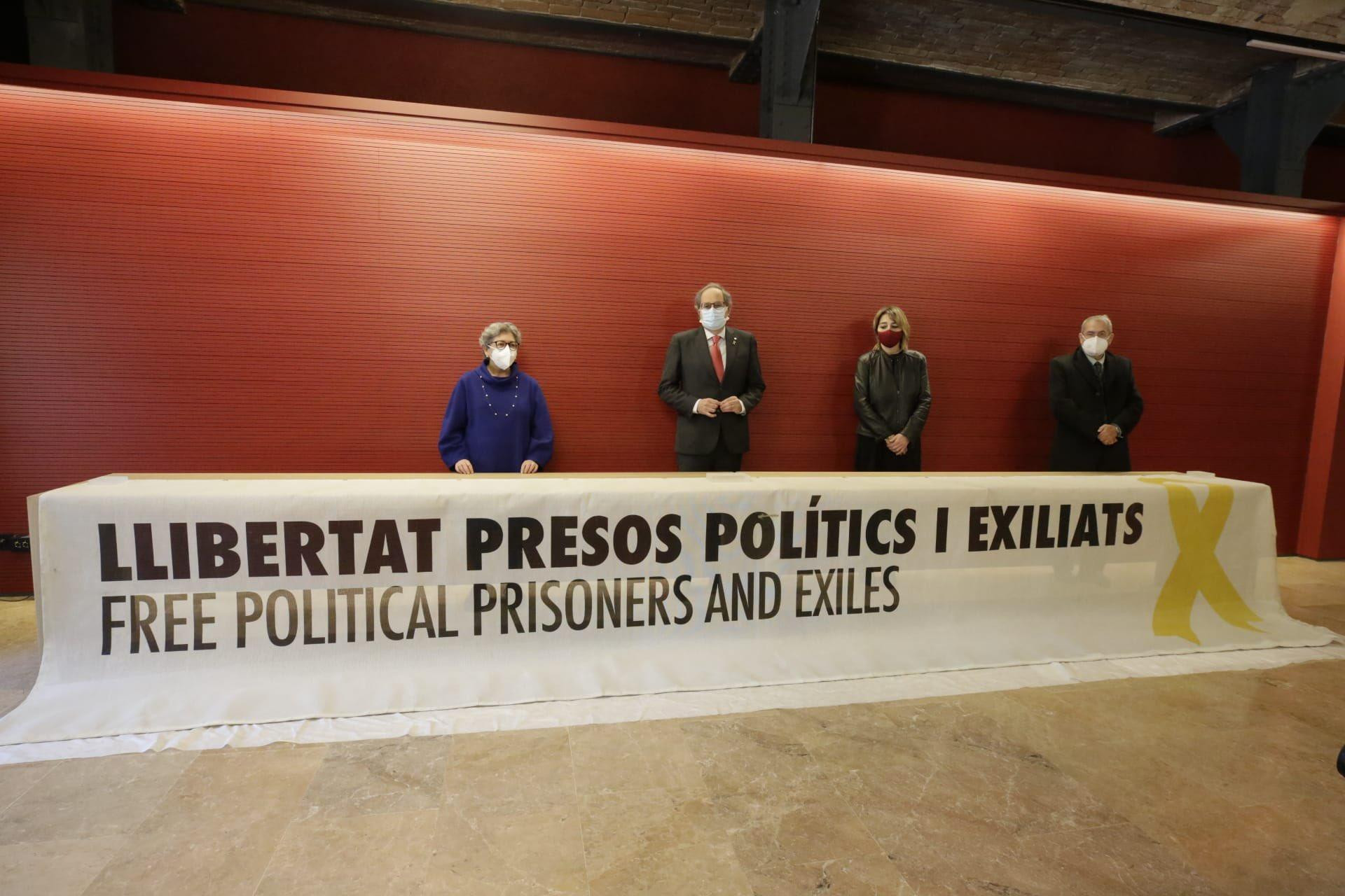 Torra, llevando su pancarta partidista al Museo de Historia de Cataluña, dependiente de la Generalitat / @QuimTorraiPla (TWITTER)