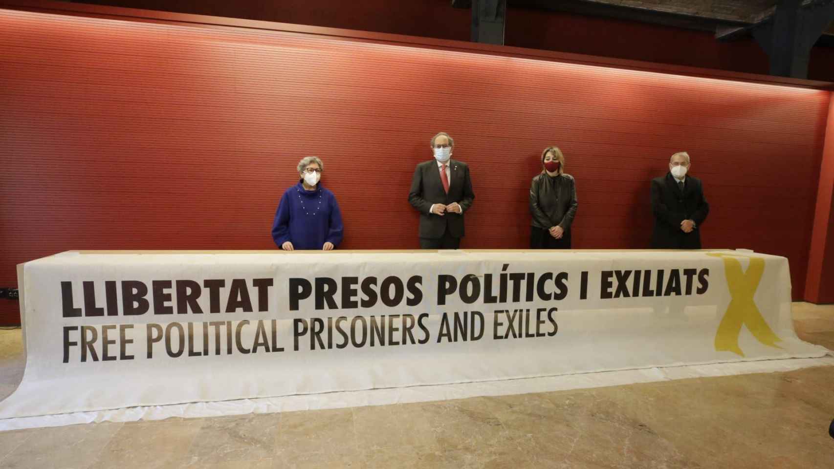 Torra, llevando su pancarta partidista al Museo de Historia de Cataluña, dependiente de la Generalitat / @QuimTorraiPla (TWITTER)