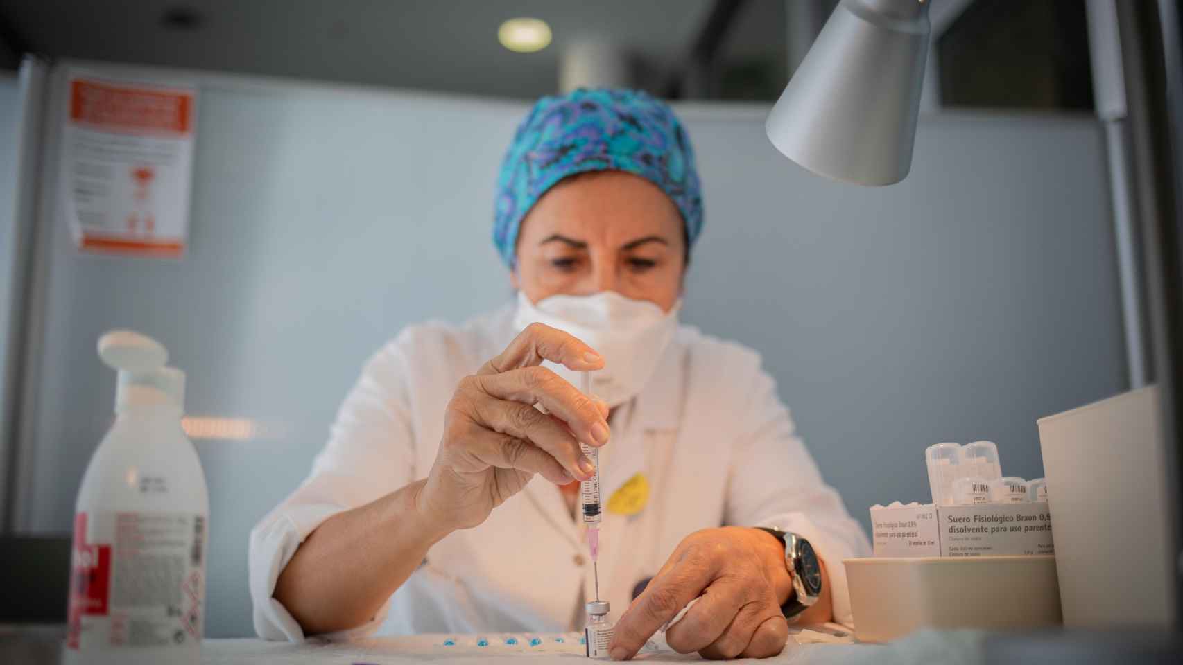 Una enfermera, preparando una vacuna contra el coronavirus durante la campaña de vacunación en Cataluña / David Zorrakino - EUROPA PRESS
