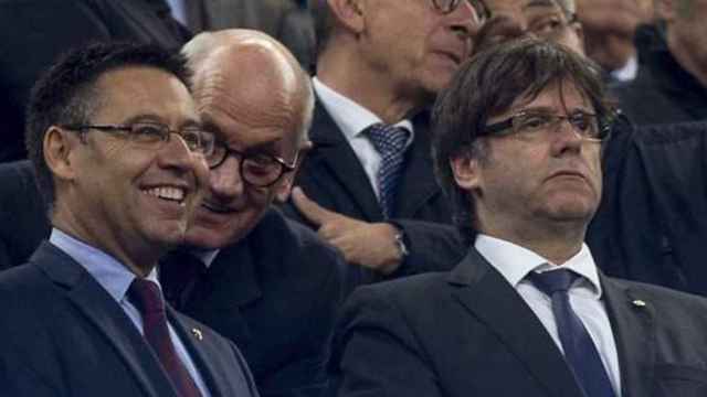 El expresidente Josep Bartomeu (i) y Carles Puigdemont (d) y Carles Vularrubí (c) en el palco del Barça / EFE