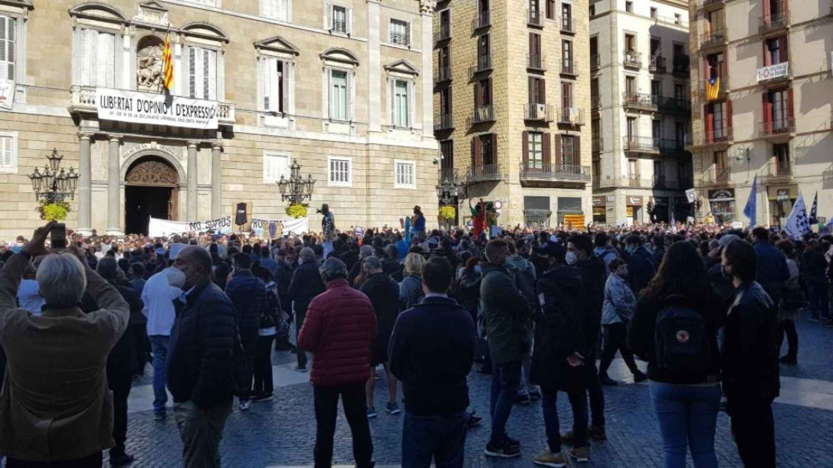Manifestación del sector de la restauración ante la Generalitat en la Plaza Sant Jaume / TWITTER