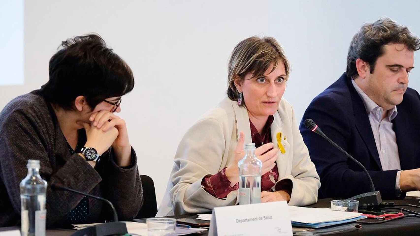 Alba Vergès (c), consejera catalana de Salud, con Laura Pelay (i), destituida ayer, y Adrià Comella (d), director del CatSalut / CG