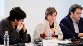Alba Vergès (c), consejera catalana de Salud, con Laura Pelay (i), destituida ayer, y Adrià Comella (d), director del CatSalut / CG
