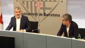 Los concejales Jaume Collboni y Jordi Martí, explicando el fondo Covid del Ayuntamiento de Barcelona